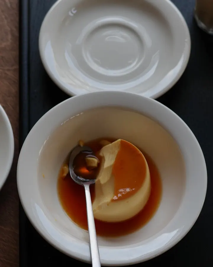 Panna cotta de maracujá — Calda de maracujá e farofa de castanhas.