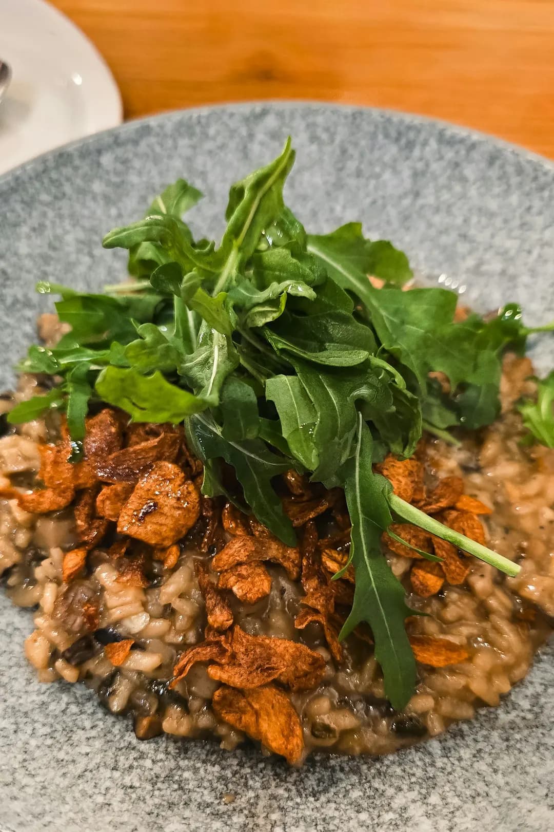 Risoto cremoso de cogumelos frescos finalizado com ervas e parmesão