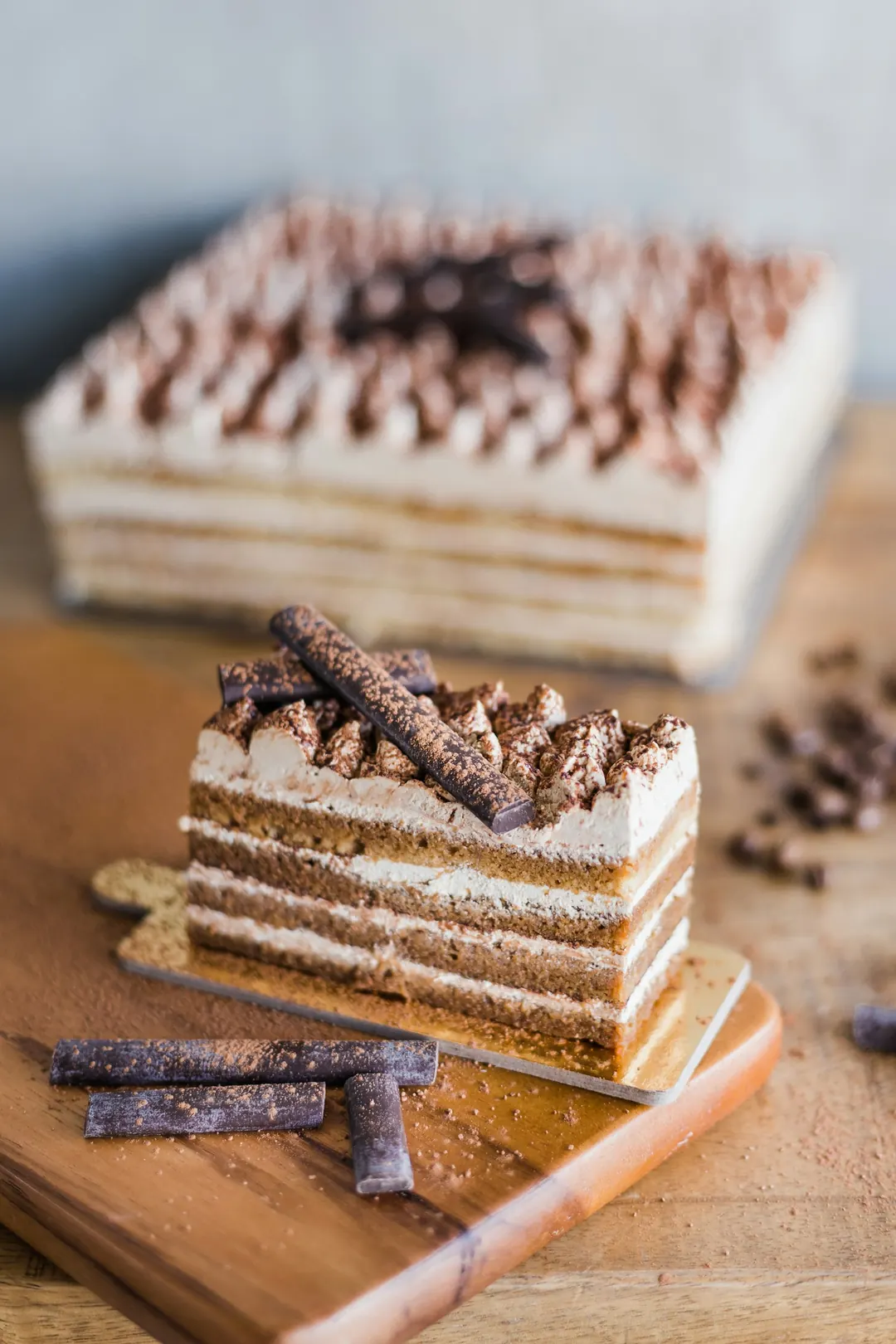Fatia de tiramisù em camadas de mascarpone e café polvilhada com cacau em pó